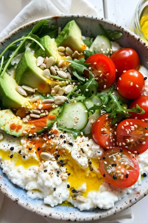 Explore the delightful combination of cottage cheese and avocado in this nourishing bowl recipe. Packed with protein, healthy fats, and fiber, this dish is perfect for a quick and satisfying meal any time of the day. Creamy cottage cheese pairs perfectly with creamy avocado, creating a harmony of flavors that will leave your taste buds wanting more. Customize your bowl with your favorite toppings like nuts, seeds, or herbs for an extra crunch.   Ingredients 1 ripe avocado 150g (5 oz) cottage che Healthy Fats Meals, Snack With Avocado, Healthy Recipes Avocado, Cottage Cheese And Avocado Toast, Avocado And Cottage Cheese, Cottage Cheese Pairings, Cottage Cheese And Avocado, Keto Bowls Recipes, Recipes With Avocado Healthy