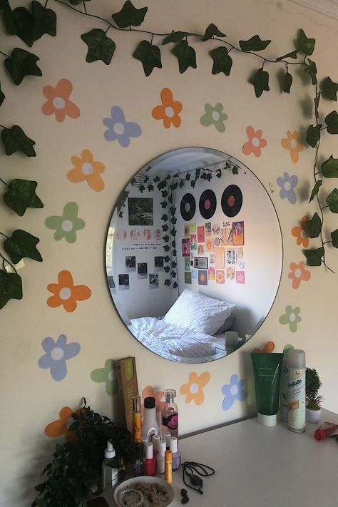 Room Fake Plants, Circle Mirror Wall, Gold Circle Mirror, Vanity Living Room, Vinyl Records Wall, Living Room Gold, Records Wall, Frame Circle, Mirror For Entryway