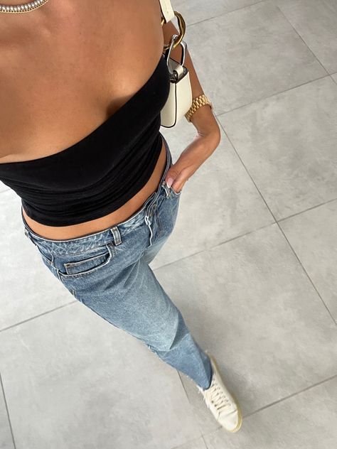 Black tube top, low rise jeans, pearl necklace, shoulder bag. Beige bag Tube Top Low Rise Jeans, Tube Top And Low Rise Jeans, Black Low Rise Jeans Outfit, Jeans Black Top Outfit, Jeans And Black Top Outfit, Low Jeans Outfit, Jeans With Black Top, Low Waist Black Jeans, Low Waist Outfit