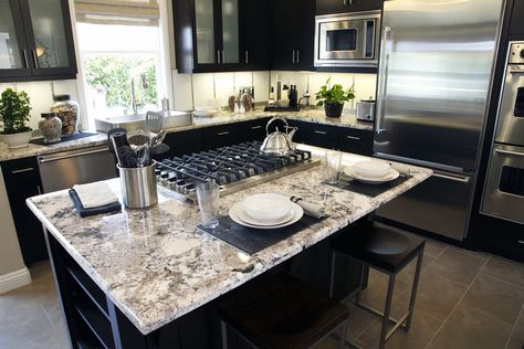 White granite kitchen island with built-in stove top Cost Of Granite Countertops, Kitchen Island With Cooktop, Kitchen Island With Granite Top, Kitchen With Granite, Island With Stove, White Granite Kitchen, Kitchen Island With Stove, Granite Kitchen Island, Island Cooktop