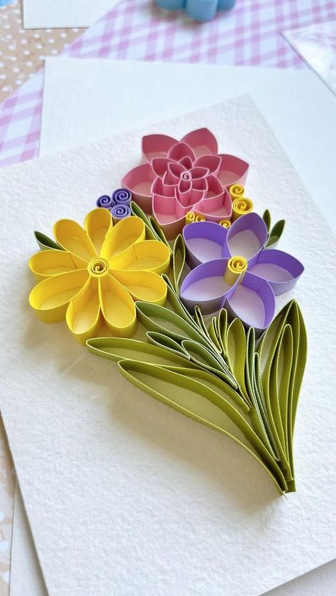 Quiling Paper Art Flowers, Quilling Designs For Beginners, Flower Quilling Designs, Quling Ideas Beautiful, Art And Craft Ideas For Adults, Quilling Cards Ideas, Paper Quilling Designs Easy, Quiling Paper Art, Flower Crafts For Kids