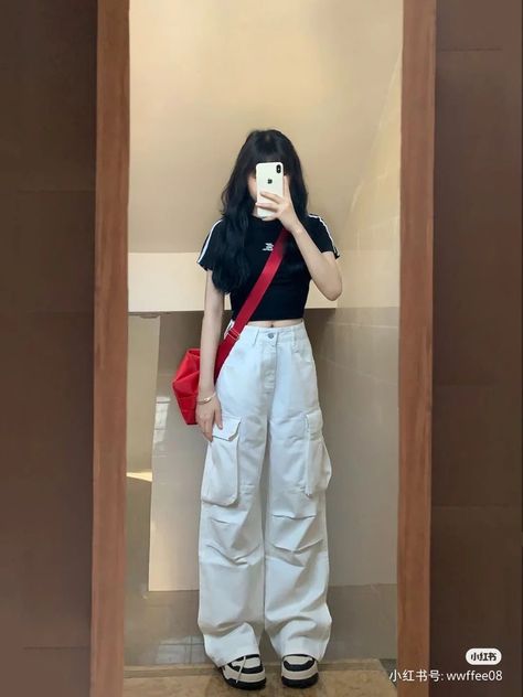 Tops For Baggy Jeans Women, Beige Top Outfit, Clg Outfits, Aesthetic Cargo Pants, Pretty Fits, Japanese Summer, Dr Wardrobe, Cargo Outfit, White Pants Outfit