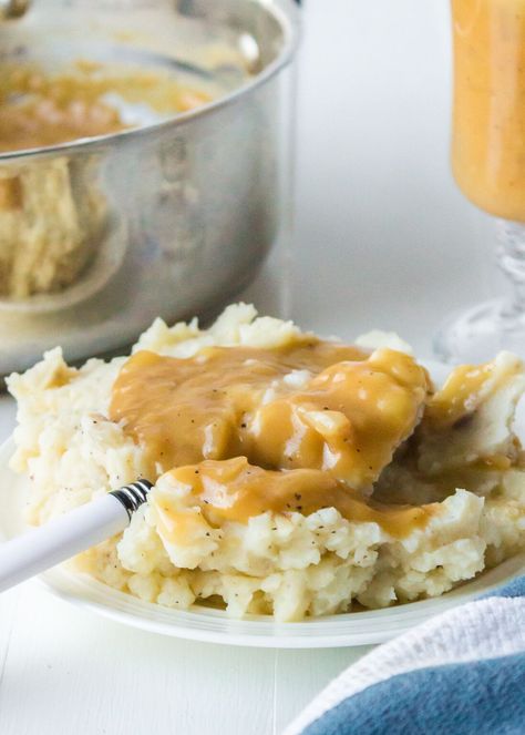 This is the BEST vegetarian gravy recipe! This easy recipe for vegetarian gravy is perfect for Thanksgiving and other holidays! It comes together fast and easy, with a short list of ingredients and only 20 minutes needed. Make this vegetarian gravy with vegan gravy option ahead of time and freeze it, then rewarm it on the big day. In this post you'll find ideas for customizing the gravy to your liking, you can also easy make it a vegan and/or gluten-free gravy. Pass the mashed potatoes! Vegetarian White Gravy, Thanksgiving Mashed Potatoes And Gravy, Butter Gravy Recipe, Mashed Potato Gravy, Mashed Potatoes With Gravy, Vegetarian Gravy Recipe, Healthy Gravy, Mashed Potatoes Thanksgiving, Gravy For Mashed Potatoes