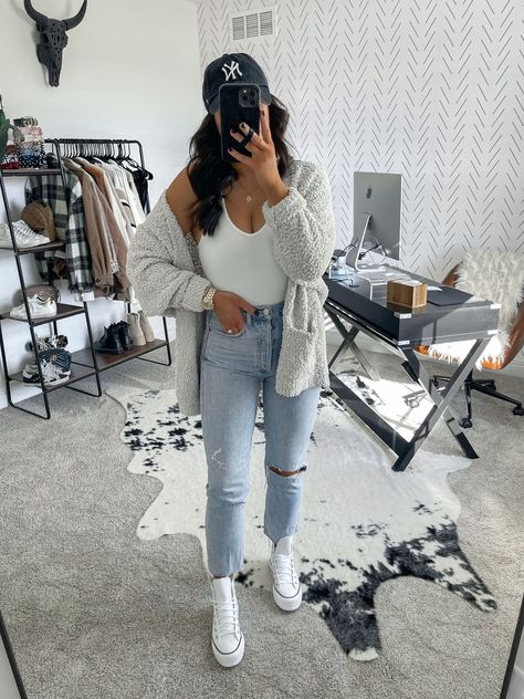 Popcorn Cardigan Outfit, Light Wash Ripped Jeans Outfit, White Casual Outfits For Women, Cardigan Outfit Oversized, Outfits For Errands, White Platform Converse Outfit, Converse Outfit Fall, Platform Converse Outfit, Platform Outfit