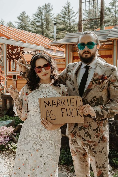 Retro & Eclectic Jewish Wedding in a Sculpture Garden · Rock n Roll Bride Retro Wedding Inspiration, Las Vegas Wedding Photos, Retro Eclectic, Festival Style Wedding, Rock N Roll Wedding, Bella Wedding, Eclectic Wedding, Rock Wedding, Wedding Suits Groom