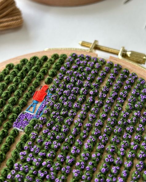 Details ✨ If you missed it yesterday, there’s 460 tapestry wool knots, 350 of which are covered in lavender flowers. There’s approximately 1100 tiny lavender french knots in this piece. This embroidered farmland took me over 13 hours to complete, and it might be my favourite piece to date. I’m hoping once I list it that it will find a home that loves it as much as I do🪻 . . . @dmc_embroidery @dmc_crafts @dmc_france #embroidery #embroidered #needlework #handembroidery #fiberart #fibreart #te... Dmc Patterns Embroidery, Embroidery Over Crochet, Cute Things To Embroider, Wool Embroidery On Knitting, Messy Embroidery, Embroidery Architecture, Tiny Embroidery Ideas, Crafts For Adults Easy, Embroidery In Frame