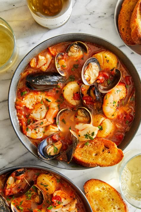 Easy Cioppino, Cioppino Recipe, Seafood Stew Recipes, Seafood Stew, Fish Stew, Seafood Soup, Super Bowl Food, Seafood Dinner, Fish Dishes