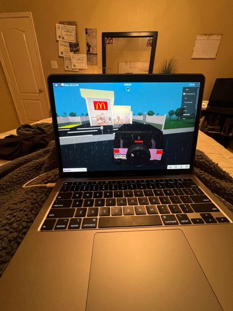 bloxburg roblox gaming Playing Roblox Aesthetic, Ipad Picture, Apple School, Ipad Games, Y2k Hairstyles, Dump Ideas, First Youtube Video Ideas, Ipad Kids, Apple Laptop