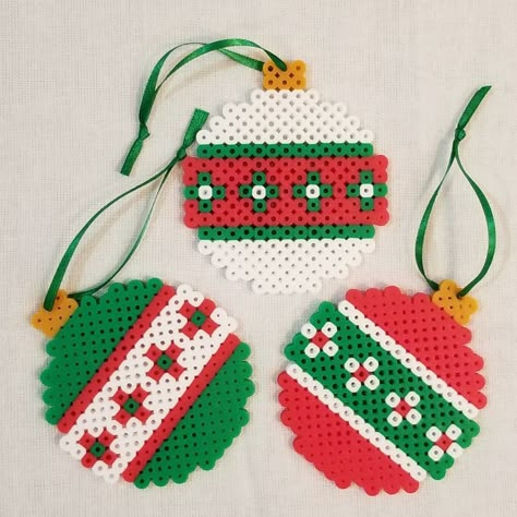 Pearler Bead Christmas Tree, Fuse Bead Christmas Ornaments, Melty Bead Ornaments, Perler Bead Patterns Christmas Ornaments, Ornament Perler Beads, Hama Christmas Ornaments, Peeler Bead Christmas Ornaments, Small Perler Beads Ideas Christmas, Peeler Bead Ornaments