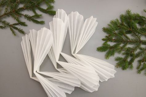 Snöblomma - till vinterdukningen - DIY Sweden Snöflingor I Papper, Christmas Tree Alternative, Paper Art And Craft, Alternative Decor, Sweet Paper, Alternative Christmas Tree, Christmas Phone Wallpaper, Paper Diy, Napkin Folding