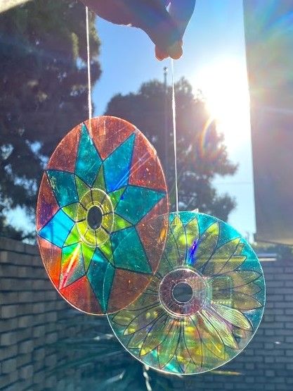 Have old cd’s lying around? Repurpose them and make your own suncatcher with some permanent markers! Hang them by your window or outside for a little color this winter. What To Make With Old Cds, Make Your Own Suncatcher, Old Dvd Crafts, Window Suncatcher Diy, Things To Do With Old Cds, Crafts With Cd Discs, Cd Christmas Crafts, Dvd Crafts Diy Old Cds, Cd Recycle Ideas