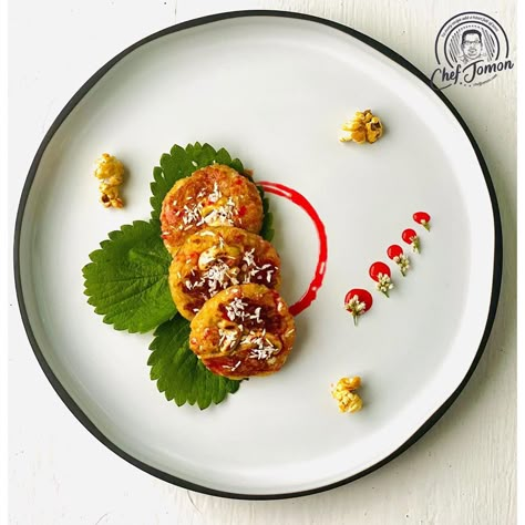 Chef Jomon/Indian food plating on Instagram: “Who said you can do food platings with only exotic ingredients, 👇👇 You can even do it with bread trimmings and leftover popcorns🥰. Such…” Snacks Plating Ideas, Plating Ideas Indian Food, Dishes Decoration Food Plates, Good Plating Ideas, Food Plate Decoration Ideas, Plating Indian Food, Bread Plating Ideas, Cookie Plating Ideas, Plate Food Design