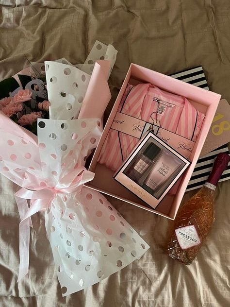 18th Bday Gifts For Best Friend, Birthday Present Set Up, Birthday Inspo Gifts, 18th Birthday Gifts Aesthetic, 18th Birthday Gifts Girl, 18th Birthday Ideas Gifts, 19th Birthday Present Ideas, Gift For 18th Birthday Girl, 18th Bday Gift Ideas