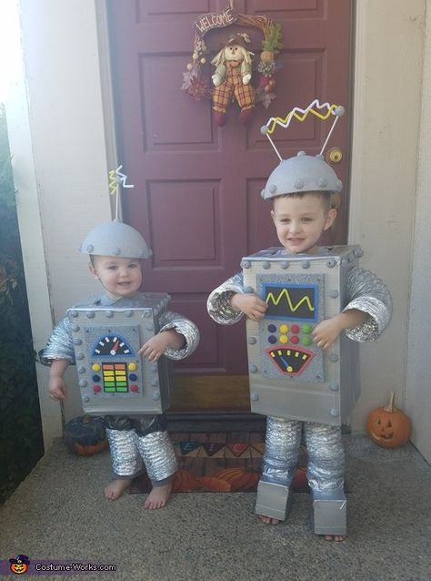 Toddler Robot Costume, Robot Costume Diy, Robot Halloween Costume, Homemade Robot, Homemade Costumes For Kids, Mom Costume, Robot Costume, Carton Diy, Robot Costumes