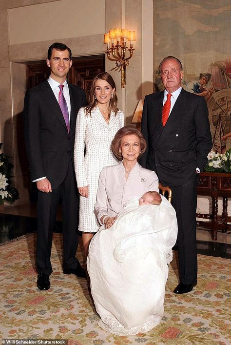 Former king of Spain Juan Carlos doesn't care he's damaging the Spanish royal family, expert claims | Daily Mail Online Spanish Queen, Spanish Royalty, Princess Letizia, Go To The Cinema, Spanish Royal Family, Extraordinary Women, European Royalty, Queen Letizia, Crown Princess