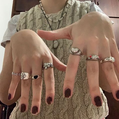 Rings Edgy, Pearls Aesthetic, Outfit Vest, Aesthetic 70s, 70s Jewelry, You Are My Moon, Edgy Jewelry, Indie Jewelry, Nail Ring