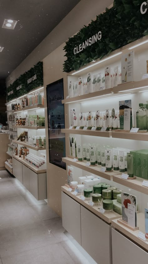 Modern Cosmetic Store Design, Spa Display Shelves, Cosmetic Decoration Ideas, Skin Care Retail Display Ideas, Beauty Store Interior Retail Design, Store Cosmetics Design, Skin Care Retail Display, Skin Care Store Design, Luxury Perfume Store Interior Design