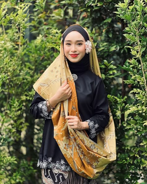 Kebaya Modern Dress, Ootd Poses, Outfit Dinner, Simple Prom Hair, Casual Hijab, Casual Hijab Outfit, Dress Design Sketches, Traditional Attire, Graduation Outfit