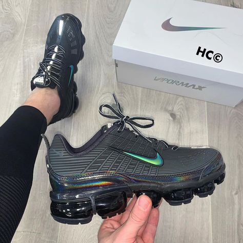 HC PERSONAL SHOPPER on Instagram: “#VAPORMAX ⚫️⚫️ ➖these are sickkkkkk!! 🪐 ➖£180, same as retail ✔️ ➖DM OR WEBSITE NOW📱 ➖#nike #nikes #nikeair #nikerun #nikeshoes…” Nike Vapor Max Air, Vapormax 360, Nike Vapor Max, Queen Queen, Vapor Max, Fresh Sneakers, Latest Shoe Trends, Air Vapormax, Sneaker Games