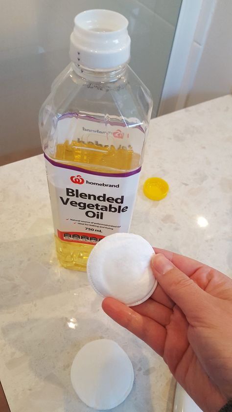 Quick & Easy Cleaning Hack: Glass Shower Door - DIY Thought How To Clean Shower Door Tracks, Diy Glass Shower Door Cleaner, How To Clean Soap Scum From Shower Doors, Clean Soap Scum From Glass Shower Door, Painting Shower Door Frame, Shower Cleaner Dawn And Vinegar, Glass Shower Door Cleaner, Diy Shower Door, Shower Door Cleaner