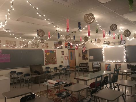 Cute Elementary School Classrooms, School Classrooms Aesthetic, School Classroom Highschool, Big Classroom, Highschool Teaching Aesthetic, Dream School Design, Cozy Classrooms Elementary, Classrooms Aesthetic, Aesthetic Classroom High School