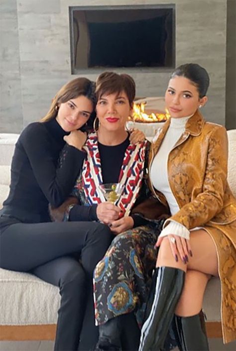 Kris Jenner Spends Thanksgiving with Kylie & Kendall as Kourtney & Kim Kardashian Take Japan Kendall Ve Kylie, Moda Kylie Jenner, Kris Jenner Style, Look Kylie Jenner, Estilo Kardashian, Looks Kylie Jenner, Trajes Kylie Jenner, Estilo Kylie Jenner, Kardashian Jenner Family