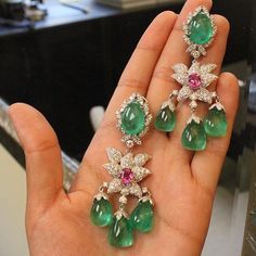 bola3jewelryEXQUISITE!!!  #Emerald and #Diamond Earrings by @andreolifinejewelry #hautejoaillerie #luxuryjewelry #luxury #highjewelry #diamonds #bola3jewelry Precious Gems Earrings, Diamond Emerald Ring, Emerald Earrings Drop, Bijoux Art Nouveau, Diamond Chandelier Earrings, Ring Indian, Earrings Emerald, Pink Ruby, Gold Dangle Earrings