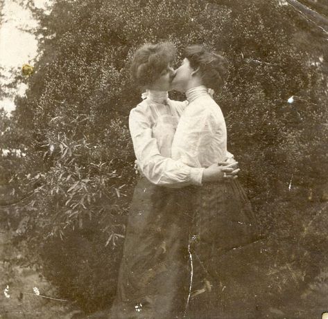 Vintage Lesbian, Woman Loving Woman, Lesbian Art, Old Love, Historical Art, A Kiss, Vintage Girls, Aesthetic Vintage, Vintage Love