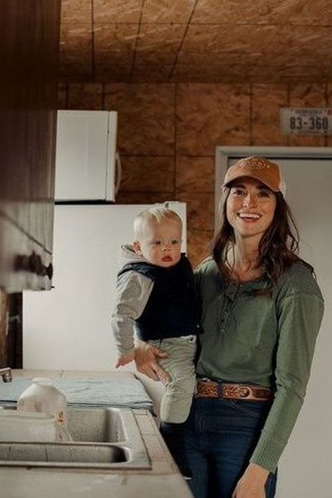 Ranch Wife Outfits, Ranch Lifestyle, Western Mom, Country Mom Outfits, Ranch Wife Aesthetic, Ranch Wife, Country Mom Aesthetic, Ranch Life Country Living, Western Mom Outfits