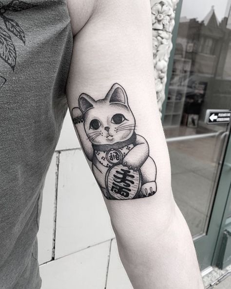 Thanks Ben and Kelly! Lucky cat dedicated to his mom. #tattooapprentice #luckycat #cattattoo #japanesetattoo #stl #stltattooartist… Tato Irezumi, Lucky Cat Tattoo, Tato Tradisional, Alchemy Tattoo, Black Cat Tattoos, Kunst Tattoos, Cat Tattoo Designs, Irezumi Tattoos, Traditional Japanese Tattoos