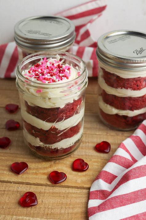 Red Party Themes, Mason Jar Desserts Recipes, Homemade Cream Cheese Icing, Pancake Birthday, Easy Red Velvet Cake, Cup Desserts, Cupcakes In A Jar, Mason Jar Cakes, Jar Cakes