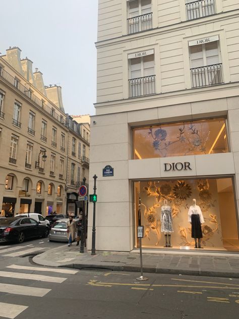 picture of a beautiful dior shop in paris Luxurious Gym, Bloxburg Town, Shop In Paris, Dior Shop, France Aesthetic, Travel Vibes, City Layout, Paris Store, Paris Luxury