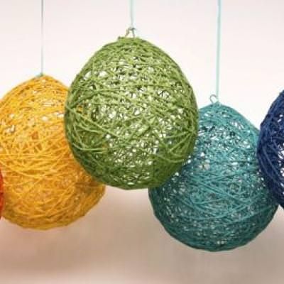 Christmas Wresths, Paper Mache Balloon, Yarn Balloon, String Balloons, Paper Mache Projects, Blowing Up Balloons, Cheap Christmas Diy, Fun Projects For Kids, Diy Baby Shower Decorations