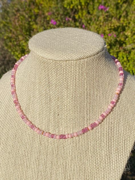 JEWELRY NECKLACES #BeadedNecklaces Bead Seed Necklace, Little Bead Necklace, Seed Beads Necklaces, Pink Beaded Necklace Aesthetic, Aesthetic Bead Necklaces, Beaded Bracelets And Necklaces, Beaded Jewelry Pink, Pink Necklace Beaded, Cute Necklaces Beads