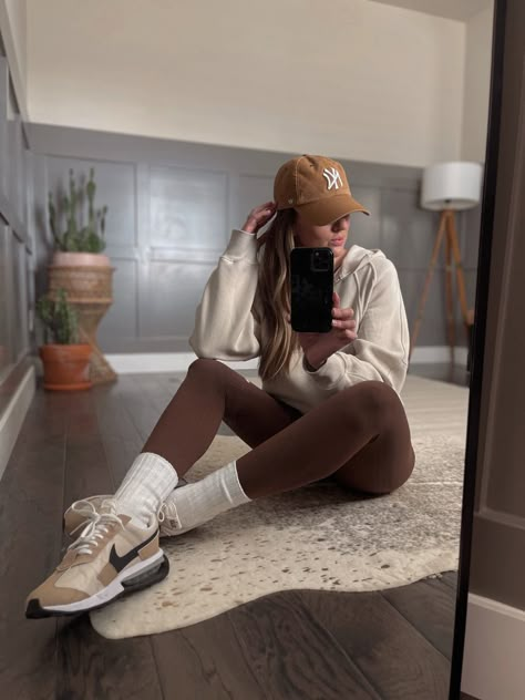 Lululemon Neutral Set Brown Leggings Outfit, Outfits Leggins, Leggings Outfit Winter, Gymwear Outfits, Errands Outfit, Look Legging, Lululemon Outfits, Cute Workout Outfits, Cute Gym Outfits