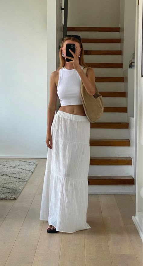 White Linen Long Skirt, White Maxi Skirt Outfit, Spanish Summer, White Skirt Outfits, White Long Skirt, Nyc Summer, Long Skirt Outfits, Skandinavian Fashion, White Maxi Skirts