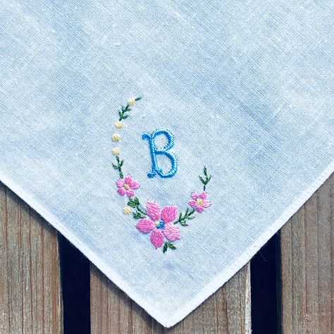 Embroidery Patterns Handkerchief, Embroidery On Hankerchief, Handkerchief Embroidery Pattern, Vintage Embroidered Handkerchiefs For Wedding Gift, Hanky Embroidery Design, Embroidery On Handkerchief, Hanky Design, Hanky Embroidery, Handkerchief Design