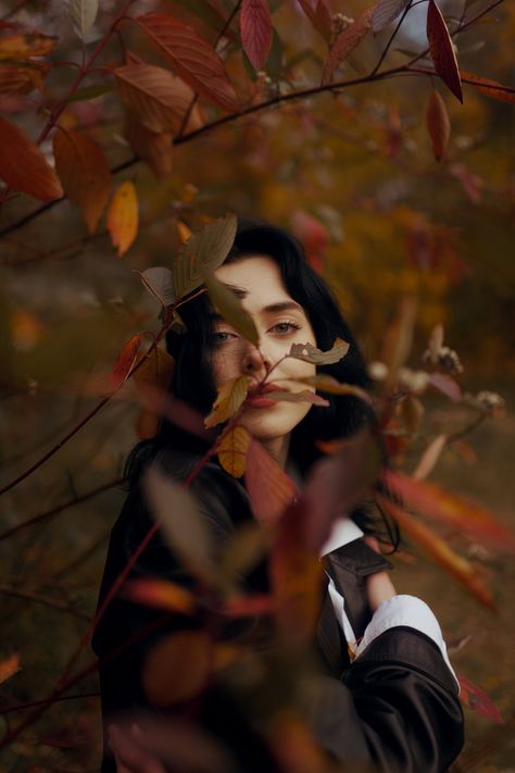 Beauty Of Life Photography, Good Portrait Photography, Photoshoot Idea For Women, Autumn Fall Photoshoot, Autumn Photography Idea, Autumn Women Photography, Fall Inspo Photos, Fall Photoshoot Creative, Autumn Leaves Photoshoot