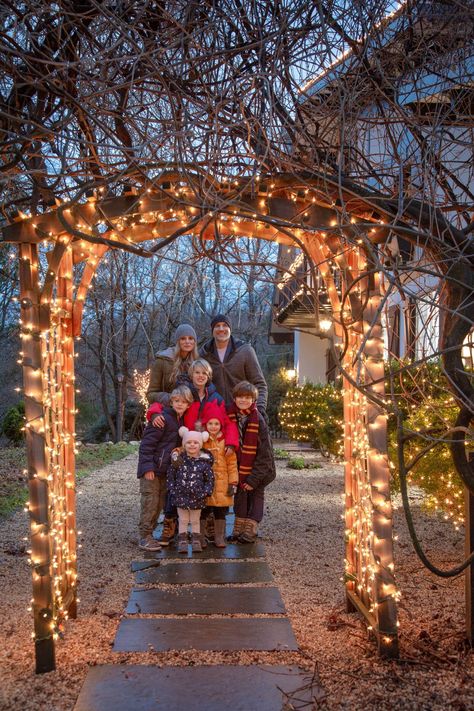 Christmas Arches Outdoor, Garage Christmas Decor, Door Decorating Contest Christmas Office, Christmas Arbor, Door Decorating Contest Christmas, Christmas Arches, Classroom Door Decoration Ideas, Door Hardware Exterior, Christmas Entrance