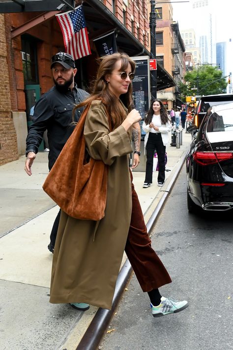 Dakota Johnson Street Style, 2025 Style, Dakota Jhonson, Dakota Style, Dakota Johnson Style, Style Désinvolte Chic, Style Casual Chic, Vogue France, Gucci Dress