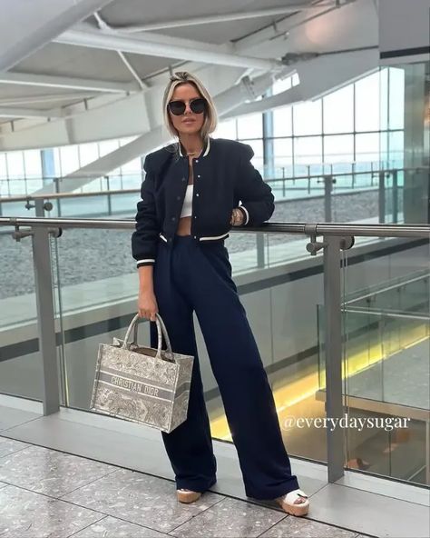 If you’re doing ‘Euro summer’ or are planning ahead for the next one; we’ve collated our best ideas about what airport outfits to wear on long-haul flights, as well as a list of handy long-haul flight essentials. Long Haul Flight Outfit Women, Airport Outfit Going To Boracay, Chic Long Haul Flight Outfits, Work Airport Outfit, International Airport Outfit, Airport Travel Outfits Long Flights, Airport Outfit Long Haul, Chic Airport Outfit Classy, What To Wear On A Long Flight To Europe