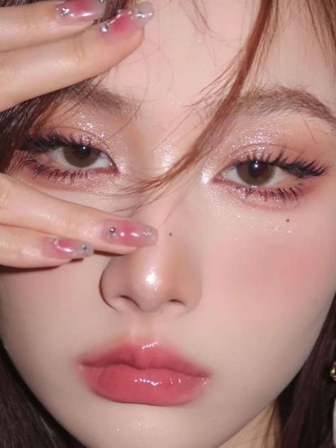 Soft glam makeup look with sparkles and glossy lips Soft Glam Korean Makeup Look, Eyes And Lips Makeup, Aesthetic Makeup Looks Korean, Soft Asian Makeup Look, Soft Glossy Makeup, Jelly Make Up Look, Soft Girly Make Up, Glittery Korean Makeup, Korean Glam Makeup Look