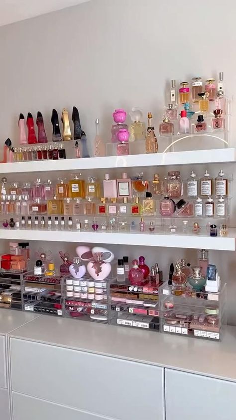 How To Organize Perfumes On Dresser, Perfume Victoria Secret, Profumo Victoria Secret, Koleksi Parfum, Perfume Organizer, Perfume Storage, Perfume Display, Organizer Ideas, Perfume Organization