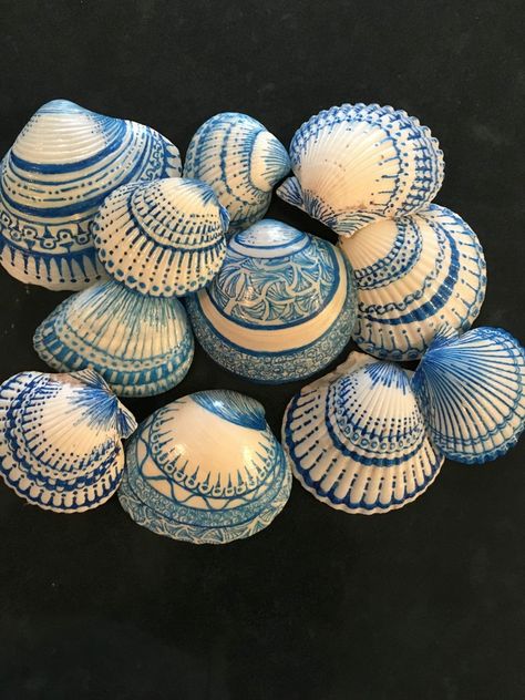 Painting Shells, Art Coquillage, Coastal Christmas Decor, Art Pierre, Seashell Painting, Shell Crafts Diy, Painted Shells, בר מצווה, Coastal Christmas