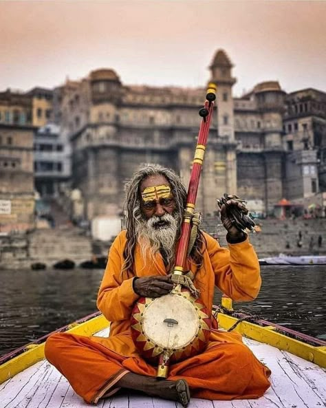 Indian Reference, Varanasi Photography Beautiful, Indian Street Photography, Varanasi Photography, Ganga Ghat, Street Photography Ideas, Namaste India, Old Man Pictures, Dancing Poses