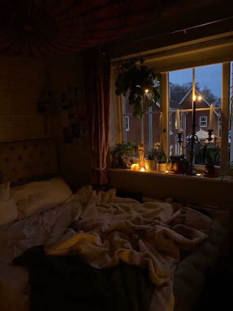 Sitting In Room Aesthetic, Cozy Rainy Bedroom Aesthetic, Cozy Bedroom Aesthetic Rainy Day, Autumn Aesthetic Rooms, Autumn Aesthetic Room Ideas, Sleepy Room Aesthetic, Cold Room Aesthetic, Comfy Room Aesthetic Vintage, Cozy Room Aesthetic Dark Comfy