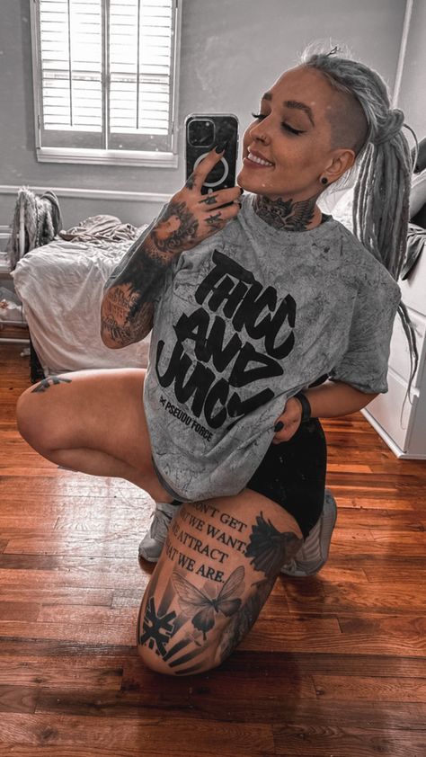 leg tattoo inspo on girl with dreads and thicc and juicy t shirt Pump Covers Gym Women, Oversized Gym Outfits For Women, Pump Cover Gym Outfit, Gym Girl Aesthetic Outfit, Gym Girl Aesthetic, Gym Clothing Brands, Gym Apparel, Pump Cover, Gym Girl