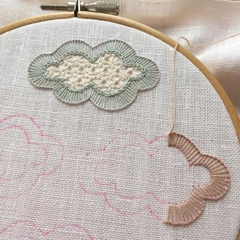 Brazilian Embroidery Stitches, Embroidery Stitches Tutorial, Brazilian Embroidery, Simple Embroidery, 자수 디자인, Silk Ribbon Embroidery, Sewing Embroidery Designs, Hand Embroidery Stitches, Embroidery Craft