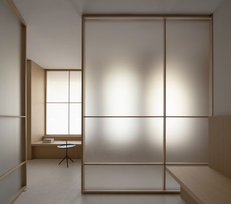 Room Deviders, Meditation Rooms, Decor Studio, Interior Minimalista, Glass Walls, Curved Walls, Translucent Glass, Clinic Design, Japanese Interior