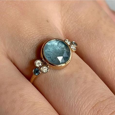 Sapphire Ring Settings, Unusual Gemstone Rings, Aquamarine And Diamond Ring, Stone Wedding Rings, Sapphire Ring Designs, Multistone Ring, Aquamarine Stone Ring, Gold Jewellery Set, Aquamarine Gold Ring